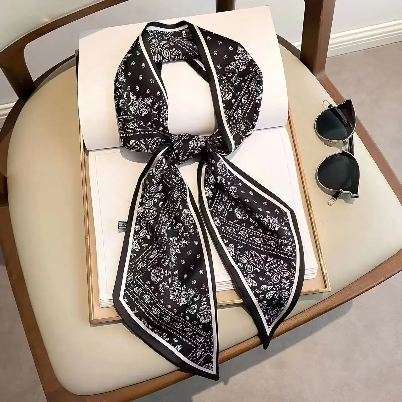 Luxury Bags Design - Wąski szalik z nadrukiem, w kratę,
