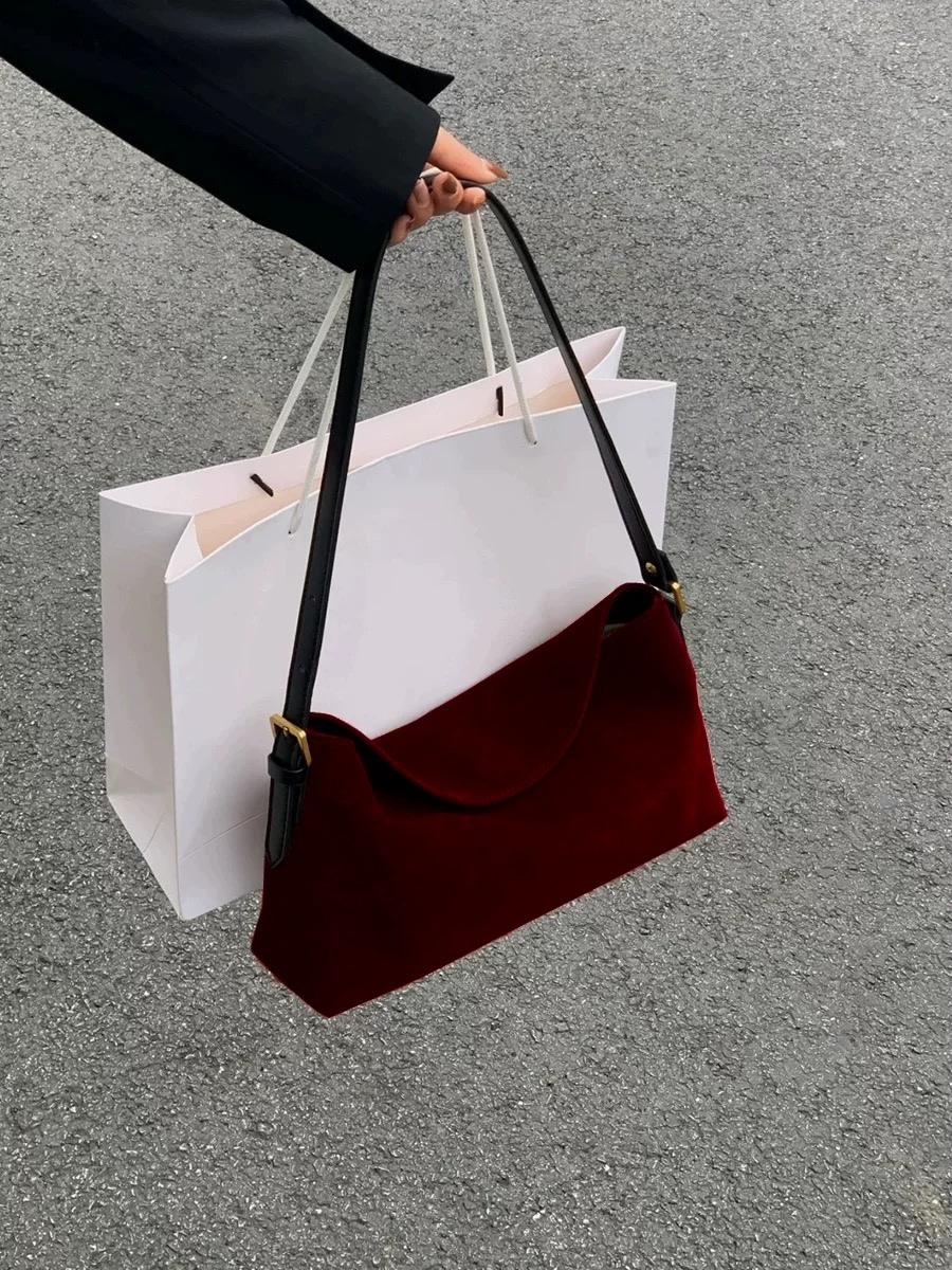 Czerwona zamszowa torebka na j – Luxury Bags Sale recenzja i cena